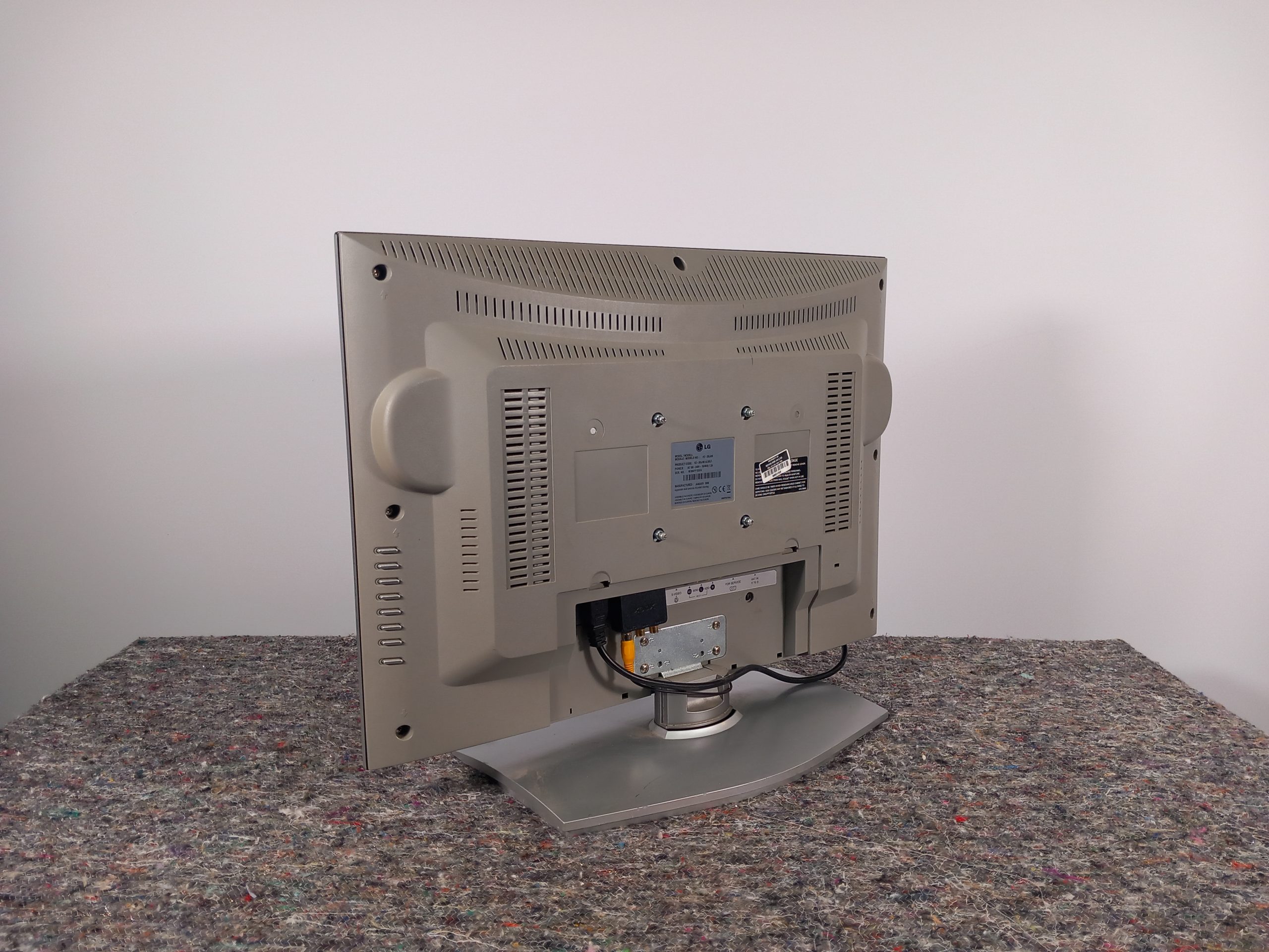 20" LG RZ-20LA90 - Revolver AV
