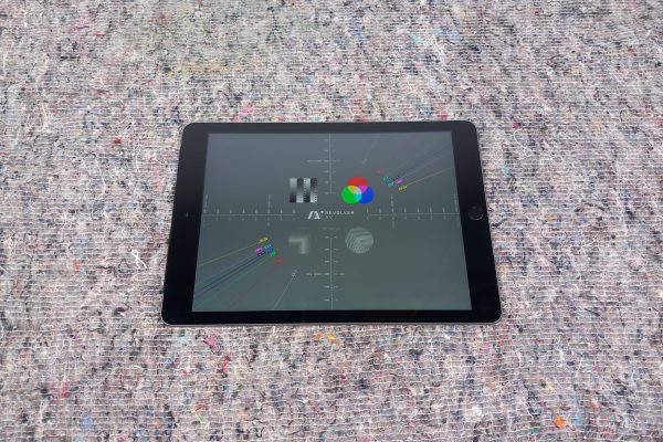 9.7" Apple iPad A1823 - Black/Silver