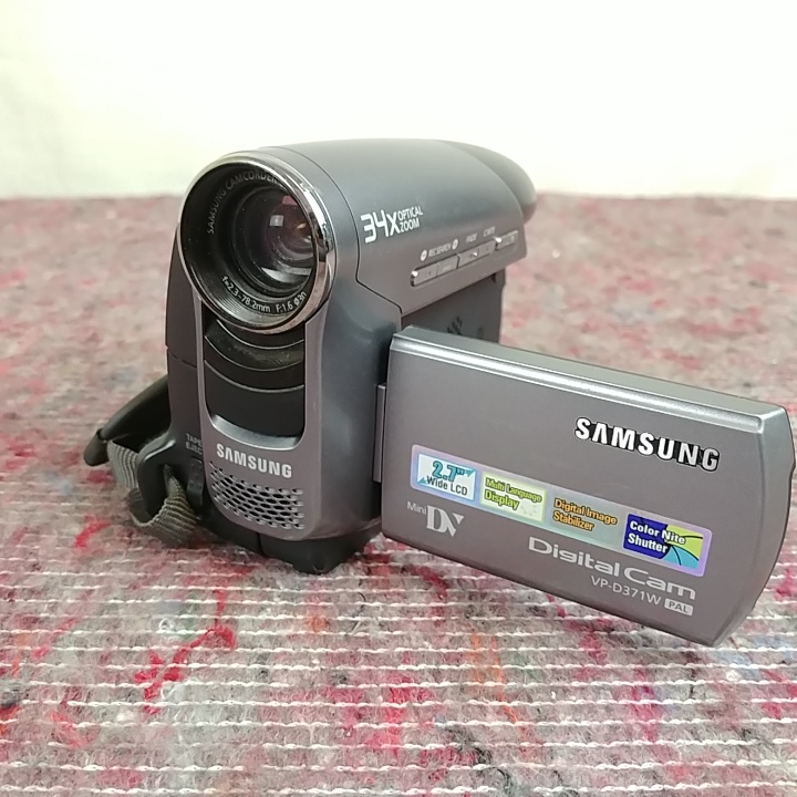 Berry Hobart landlord Video camera Samsung VP-D371W - Revolver AV